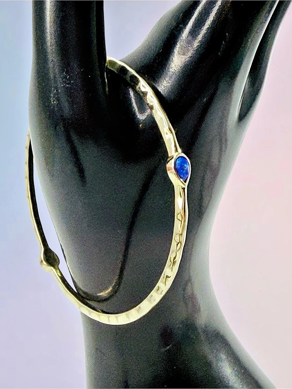 Kendra Scott Gold Tone Hammered Bangle Bracelet 7.75” Blue Purple Fire Opal